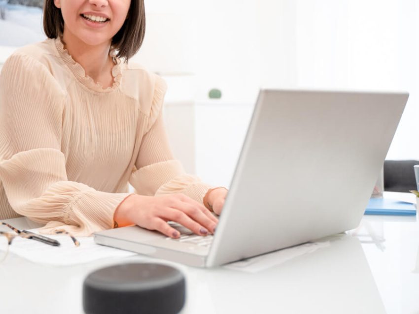 データ入力をする女性