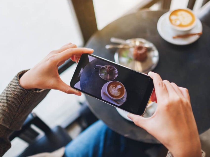 カフェで写真を撮る人